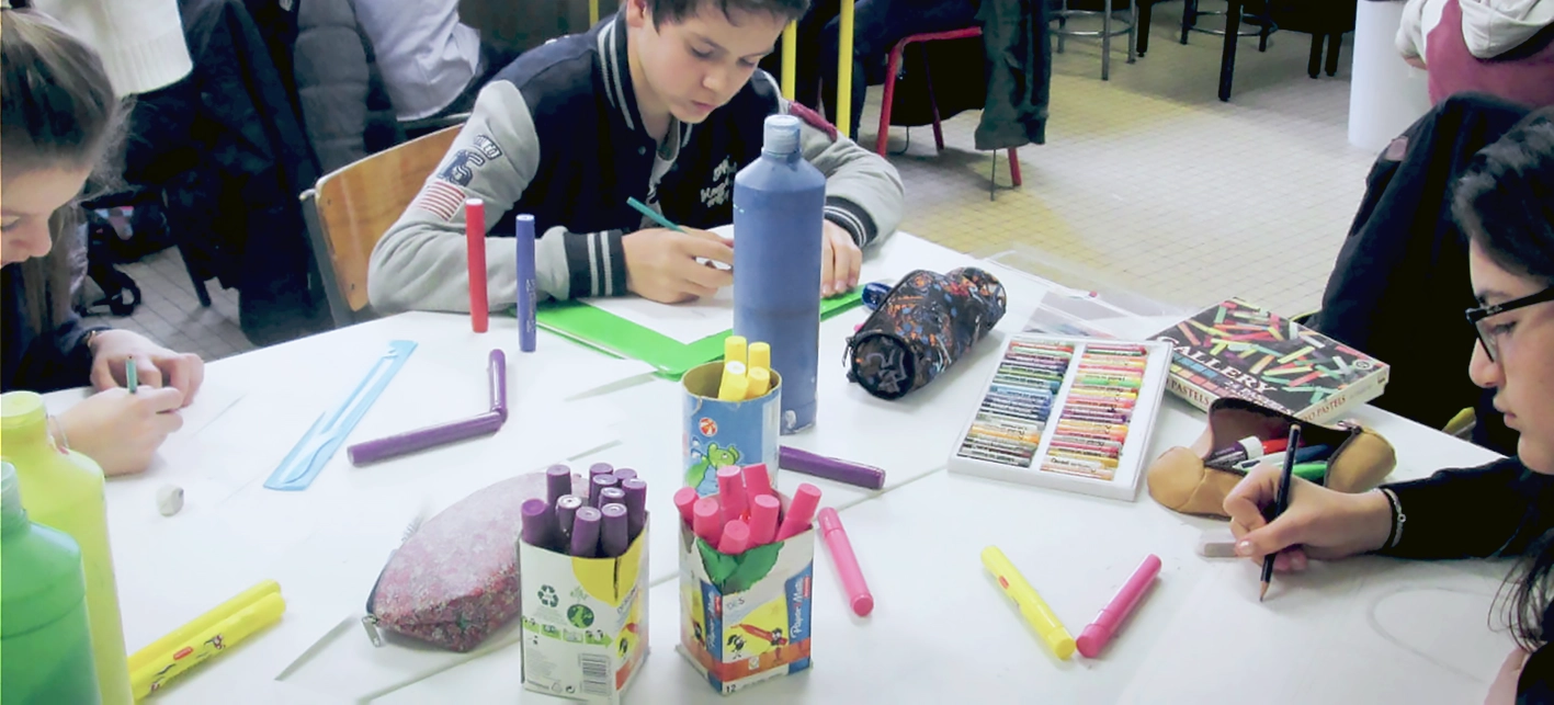 Élèves du collège Sacré-Cœur de Vannes en classe faisant du coloriage