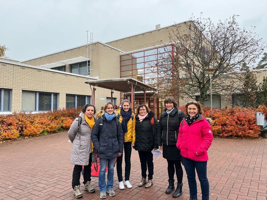 Groupe d'adultes en Finlande, collège Sacré-Cœur