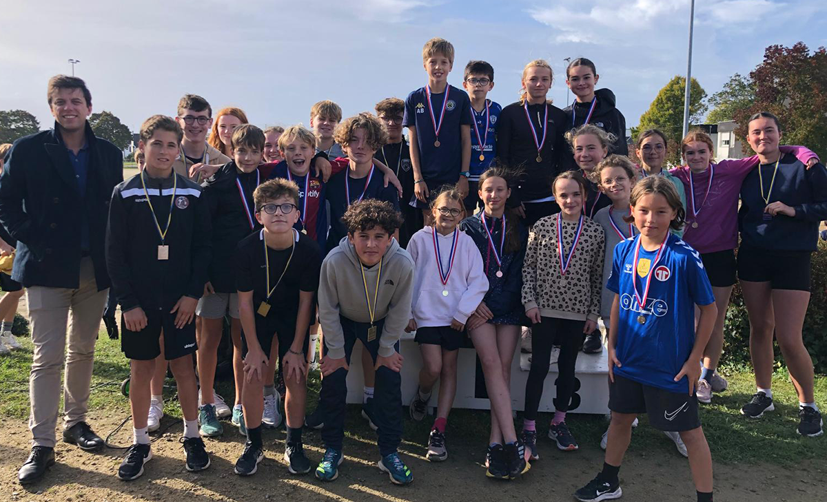 Groupe d'élèves médaillés, vainqueurs d'une compétition, collège Sacré-Coeur