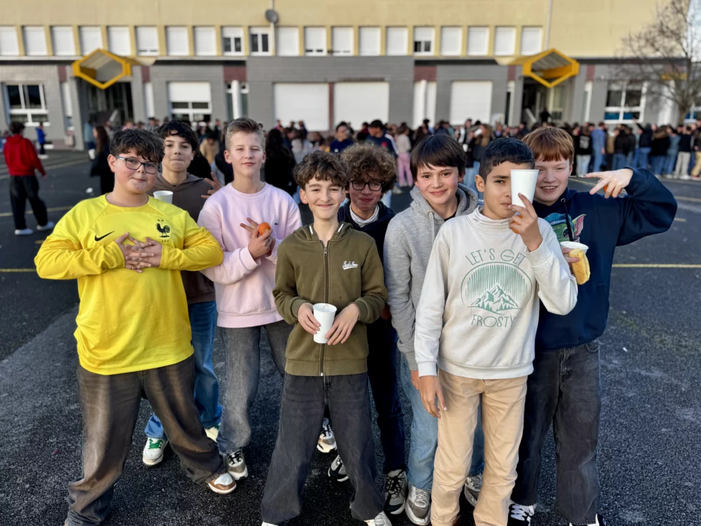 Groupe d'élèves dans la cour du collège Sacré-Coeur