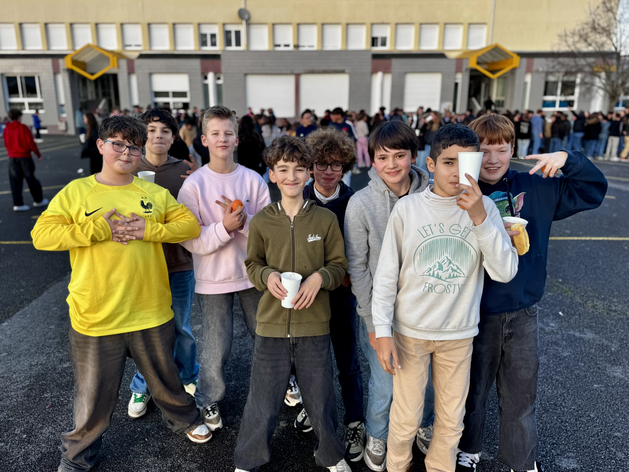 Groupe d'élèves dans la cour du collège Sacré-Coeur