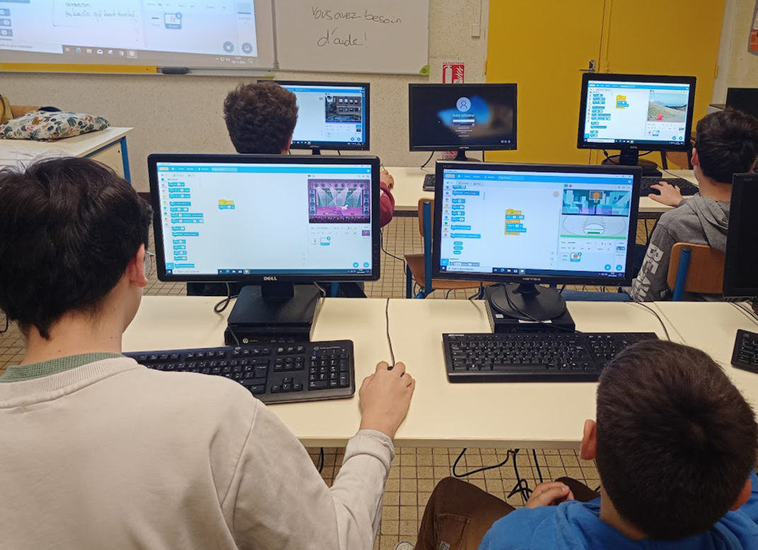 Espace de travail équipé d'ordinateurs dans le collège Sacré-Coeur