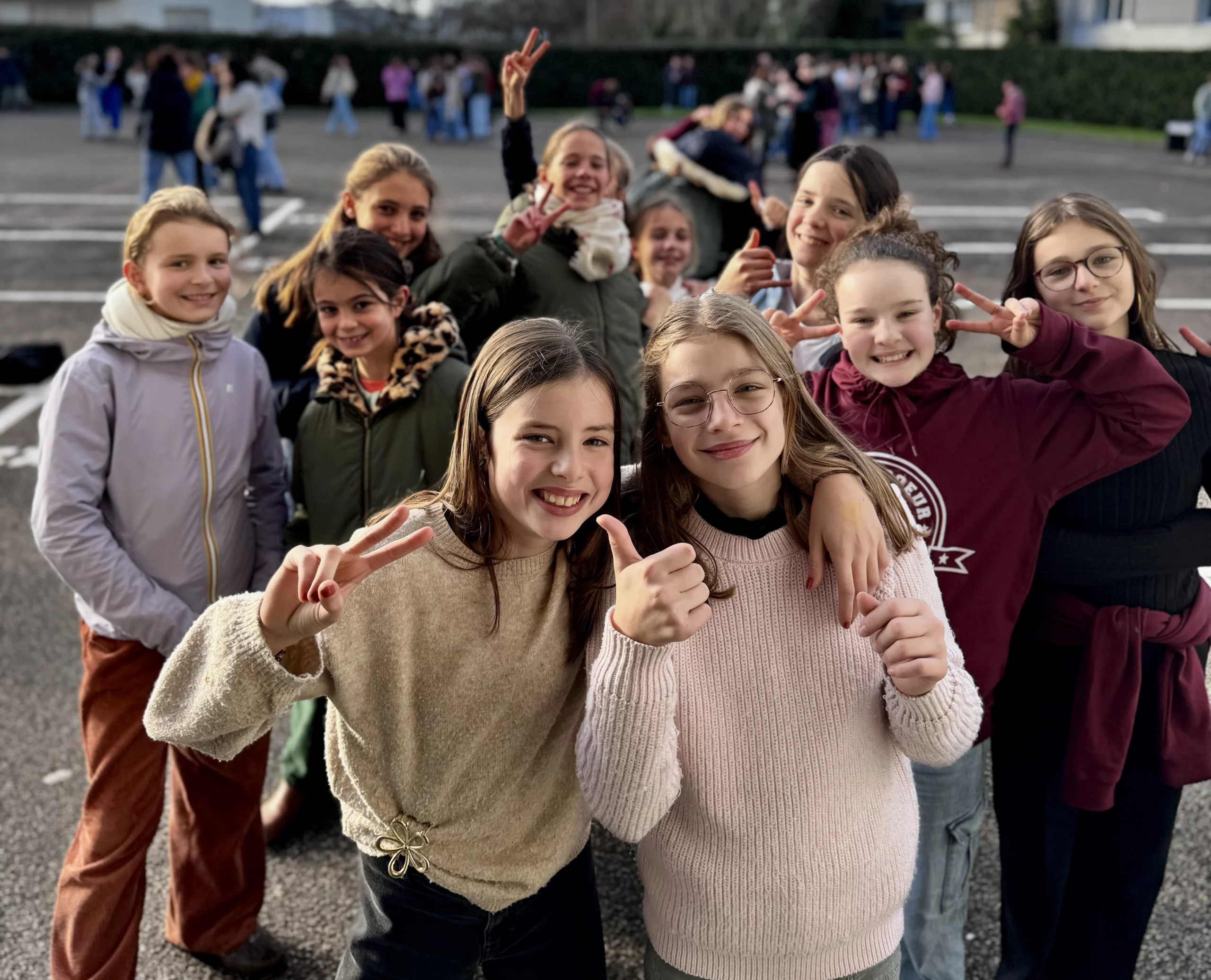 Groupe d'élèves du collège Sacré-Coeur dans la cour
