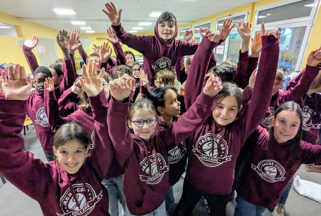 Élèves portant le sweat du collège Sacré-Coeur de Vannes